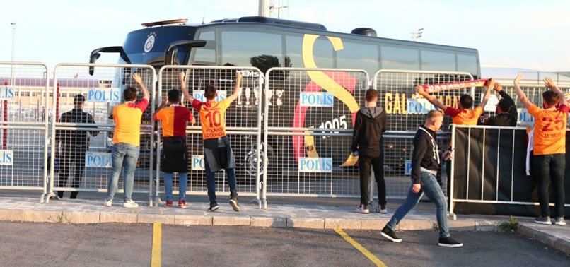 Galatasaray ve Akhisarspor kafilesi stada ulaştı